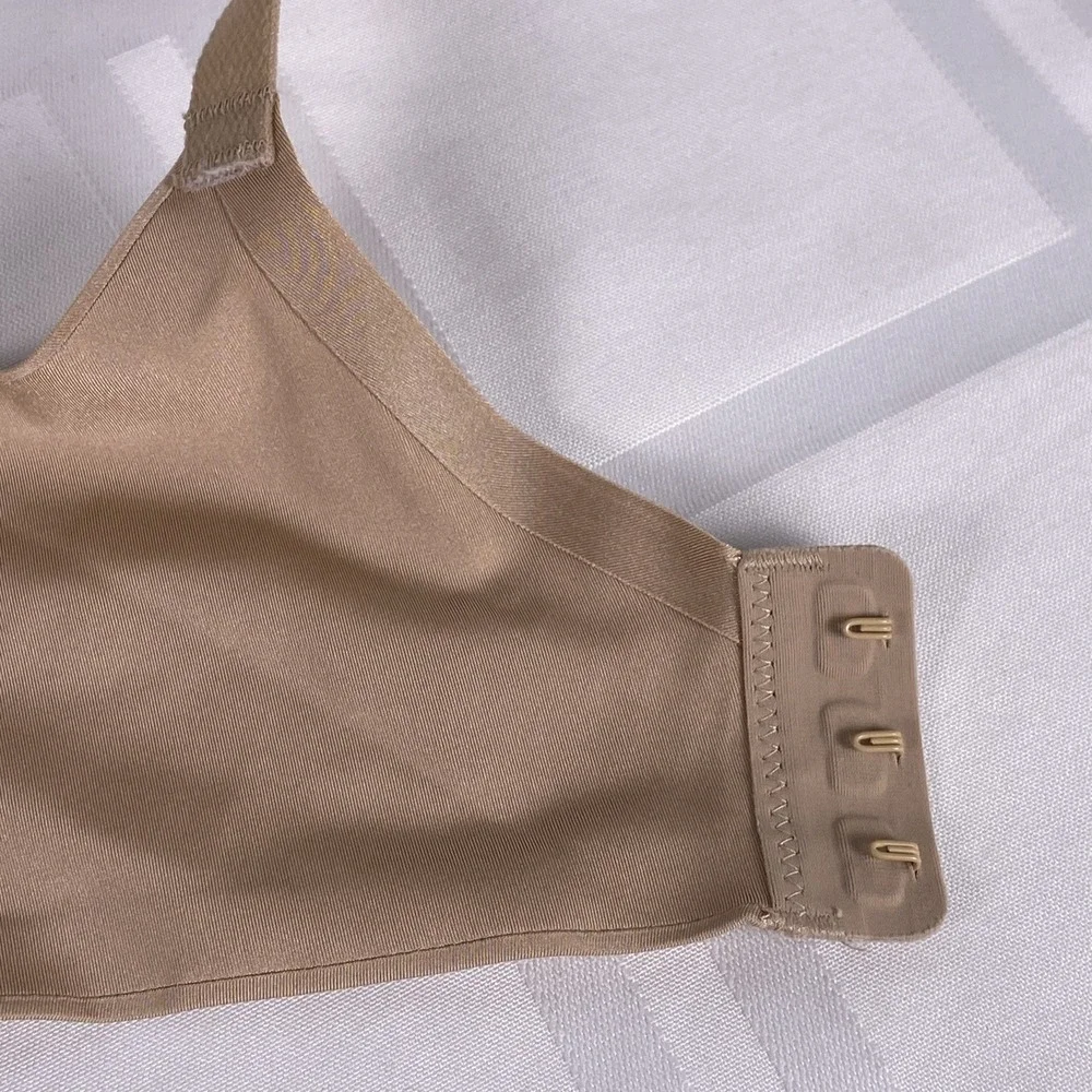 Skims T-Shirt lightly lined wired bra. Size 36D beige - Picture 4 of 5